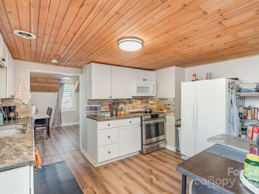 808 Harrisburg Drive, Lenoir, NC 28645.  MLS# CAR4319320, YatesRealty ID 1574. 