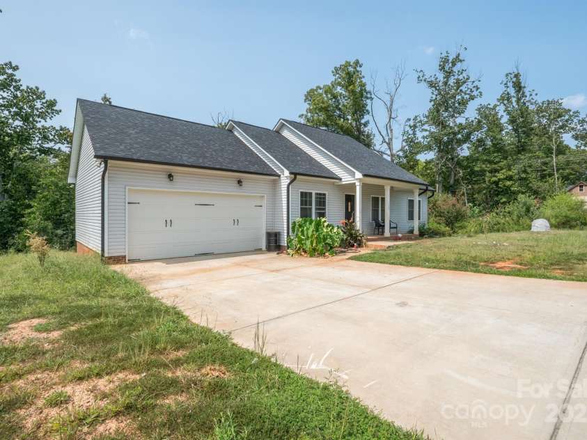 1700 Ivey Court, Maiden, NC 28650.  MLS# CAR4234584, YatesRealty ID 15740. 