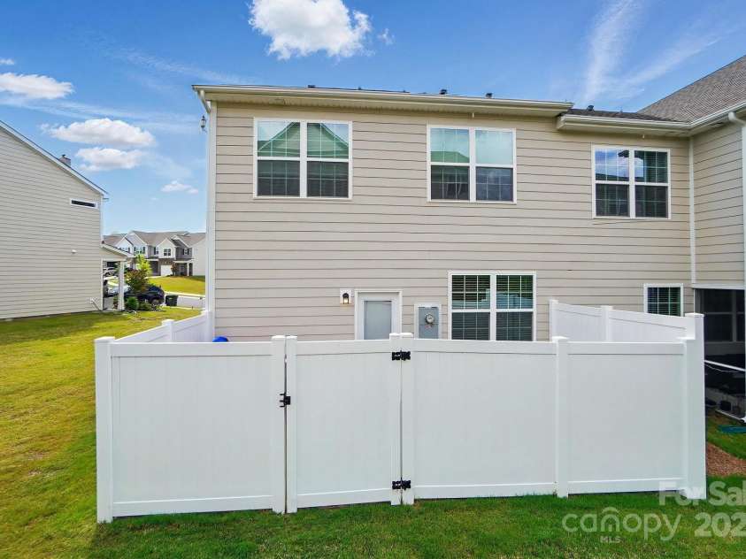 6037 Chelsea Oaks Ridge, Tega Cay, SC 29708.  MLS# CAR4258729, YatesRealty ID 15742. Fenced Patio End Unit