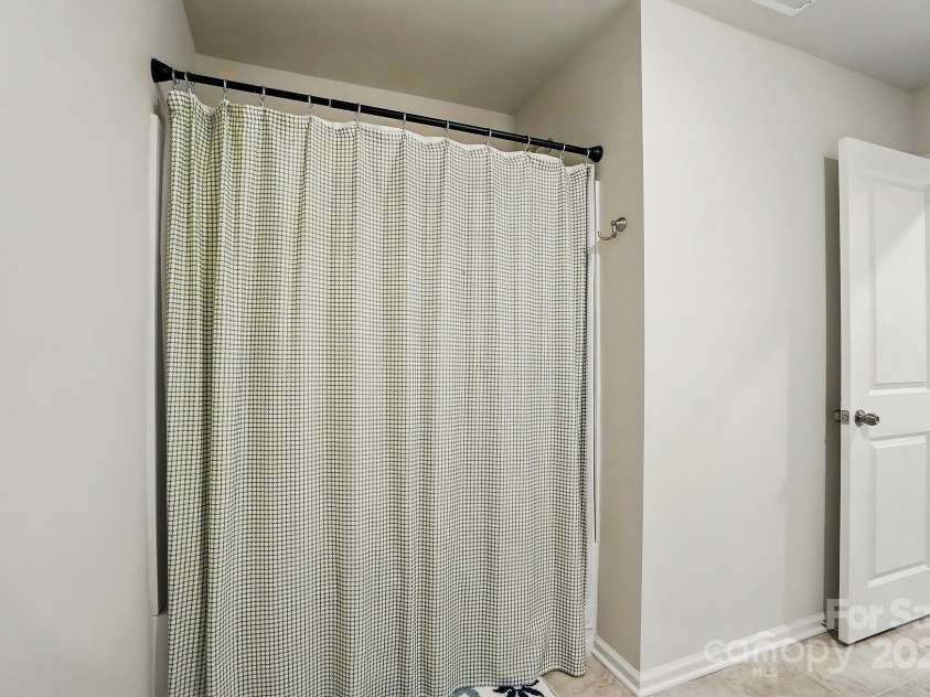 6037 Chelsea Oaks Ridge, Tega Cay, SC 29708.  MLS# CAR4258729, YatesRealty ID 15742. Tub/Shower