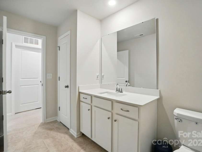 6037 Chelsea Oaks Ridge, Tega Cay, SC 29708.  MLS# CAR4258729, YatesRealty ID 15742. Upstairs Full Bath