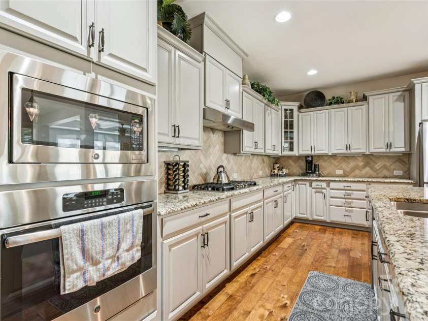 13335 Horned Lark Drive, Charlotte, NC 28278.  MLS# CAR4366538, YatesRealty ID 15743. Your chefs kitchen offers maximum counterspace. 