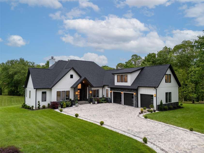 38 Thistle Lane, Fletcher, NC 28732.  MLS# CAR4264594, YatesRealty ID 15743. 