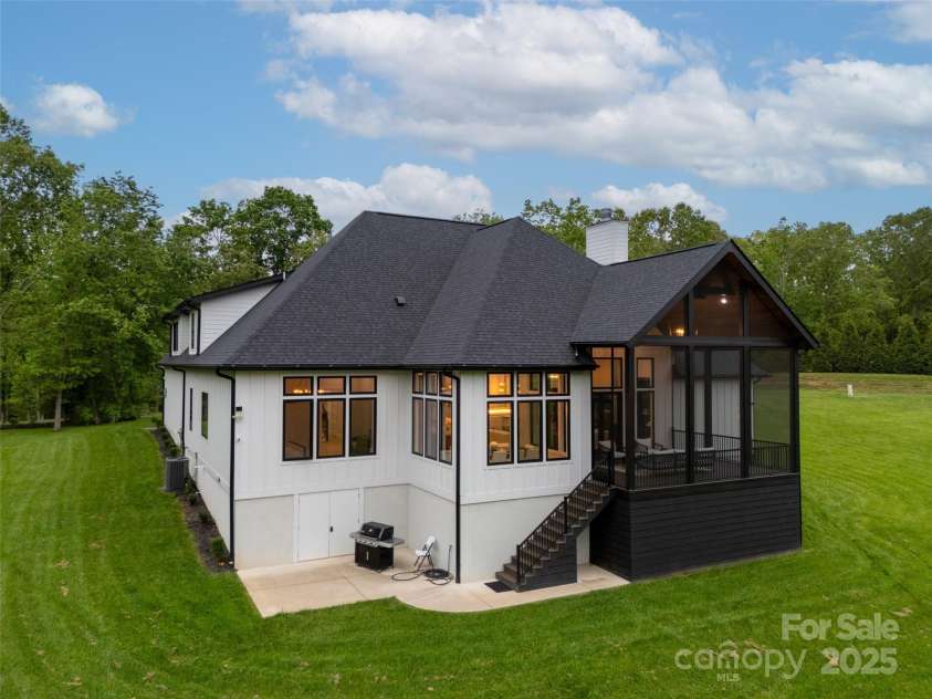 38 Thistle Lane, Fletcher, NC 28732.  MLS# CAR4264594, YatesRealty ID 15743. 