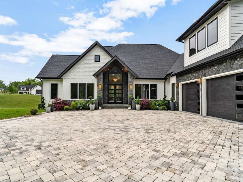 38 Thistle Lane, Fletcher, NC 28732.  MLS# CAR4264594, YatesRealty ID 15743. 