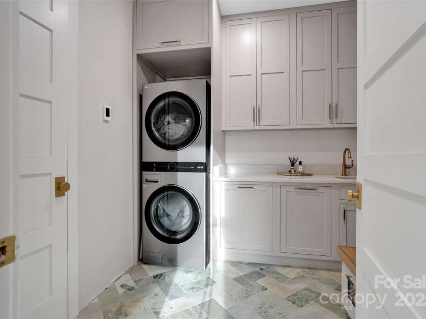 38 Thistle Lane, Fletcher, NC 28732.  MLS# CAR4264594, YatesRealty ID 15743. 