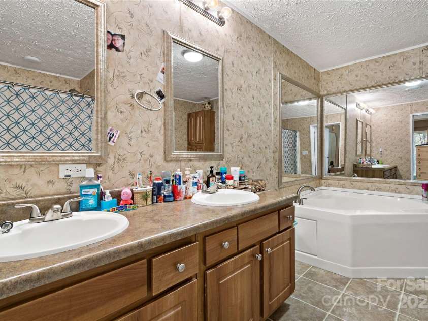 2567 Vein Mountain Road, Nebo, NC 28761.  MLS# CAR4254452, YatesRealty ID 15745. 