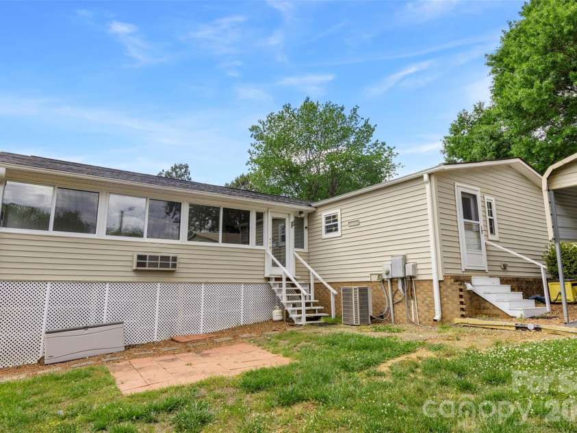 3117 Blue Ridge Drive, Shelby, NC 28150.  MLS# CAR4372397, YatesRealty ID 15750. 