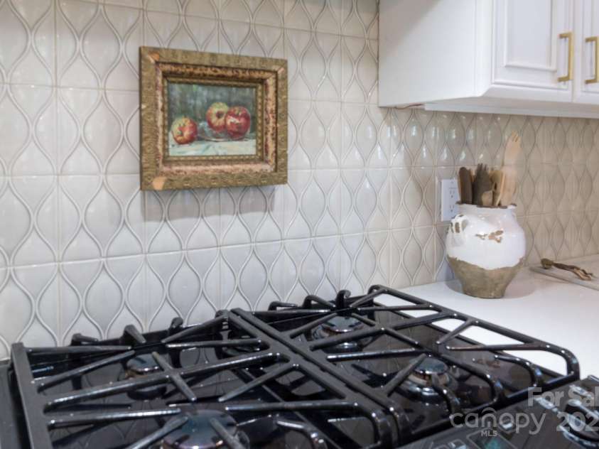 6231 Wakehurst Road, Charlotte, NC 28226.  MLS# CAR4249414, YatesRealty ID 15750. Chef's Dream, A Gas Cooktop