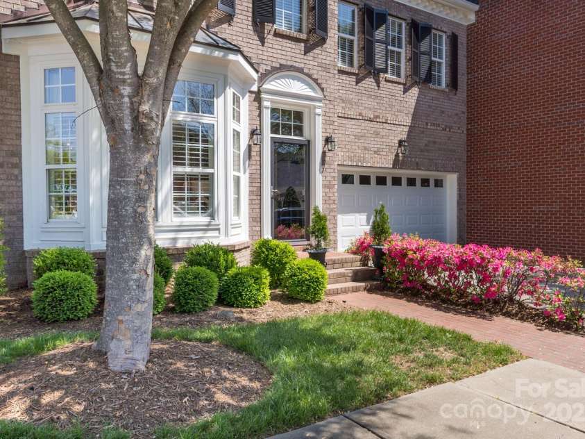 6231 Wakehurst Road, Charlotte, NC 28226.  MLS# CAR4249414, YatesRealty ID 15750. Eye catching Bay Window
