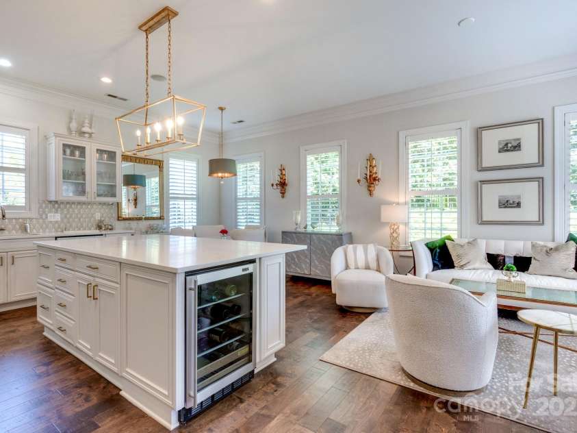 6231 Wakehurst Road, Charlotte, NC 28226.  MLS# CAR4249414, YatesRealty ID 15750. Gorgeous kitchen with custom tile backsplash