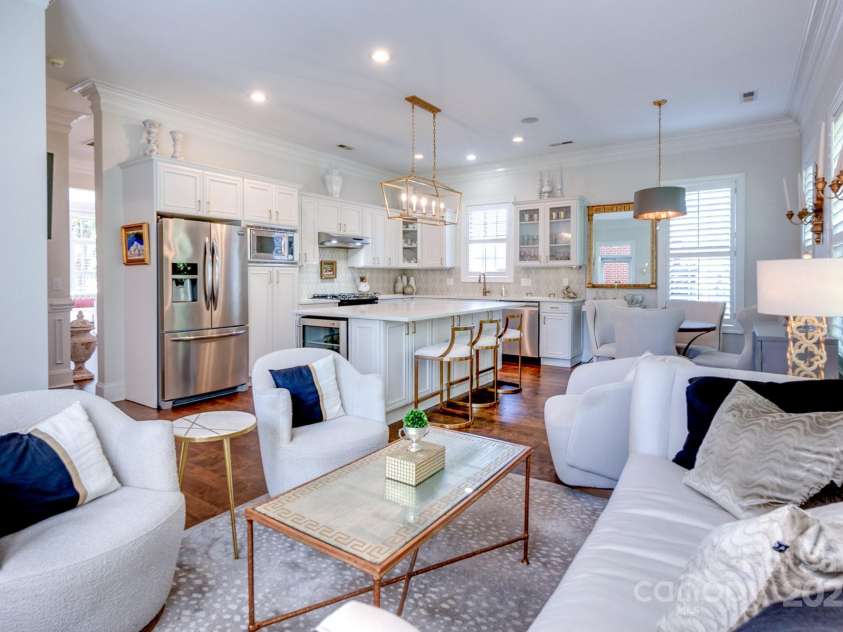 6231 Wakehurst Road, Charlotte, NC 28226.  MLS# CAR4249414, YatesRealty ID 15750. Keeping room open to kitchen and breakfast area