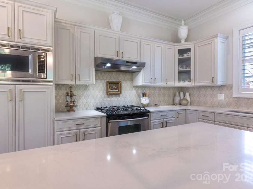 6231 Wakehurst Road, Charlotte, NC 28226.  MLS# CAR4249414, YatesRealty ID 15750. Large kitchen island with plenty of counter space