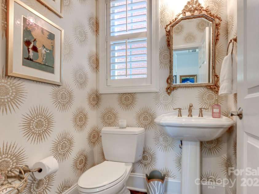 6231 Wakehurst Road, Charlotte, NC 28226.  MLS# CAR4249414, YatesRealty ID 15750. Powder Room