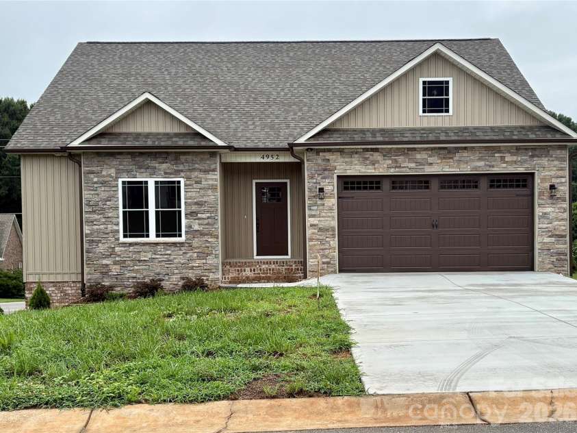 4952 Southview Drive, Hickory, NC 28602.  MLS# CAR4354852, YatesRealty ID 15751. 