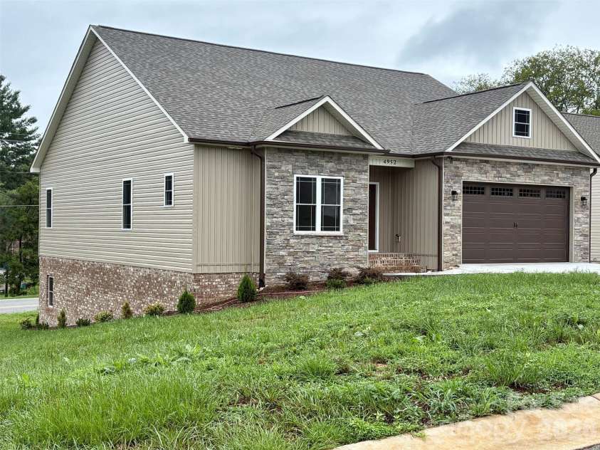4952 Southview Drive, Hickory, NC 28602.  MLS# CAR4354852, YatesRealty ID 15751. 