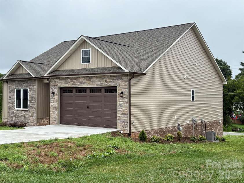 4952 Southview Drive, Hickory, NC 28602.  MLS# CAR4354852, YatesRealty ID 15751. 
