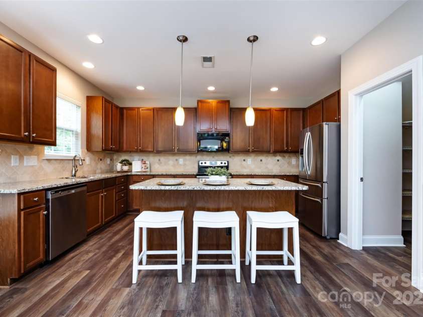 10125 Loch Lomond Drive, Charlotte, NC 28278.  MLS# CAR4241005, YatesRealty ID 15754. 