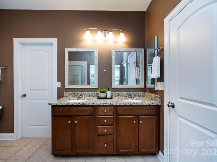 10125 Loch Lomond Drive, Charlotte, NC 28278.  MLS# CAR4241005, YatesRealty ID 15754. 