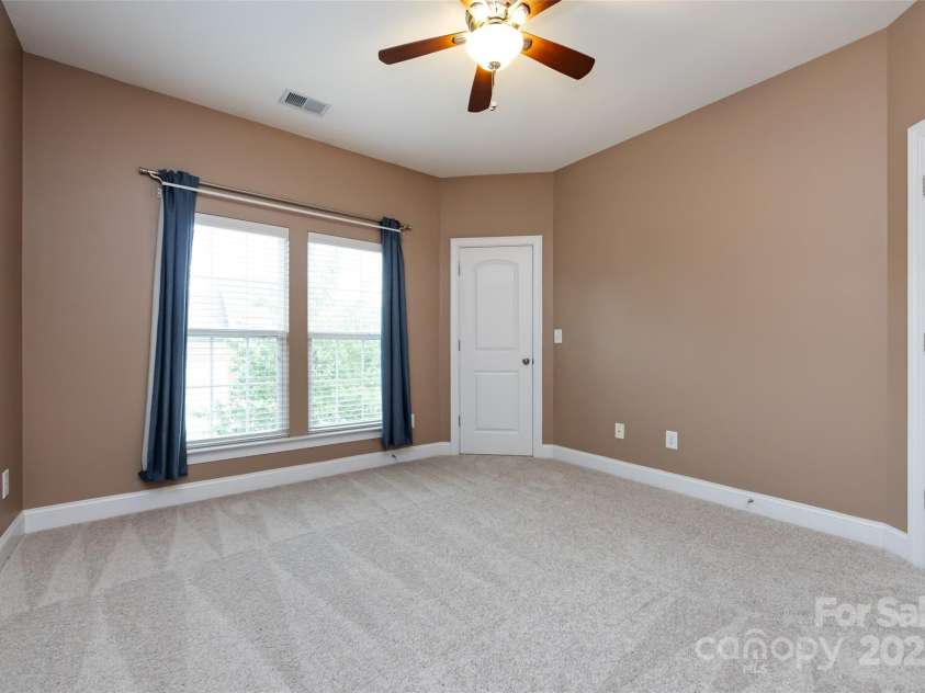 10125 Loch Lomond Drive, Charlotte, NC 28278.  MLS# CAR4241005, YatesRealty ID 15754. 