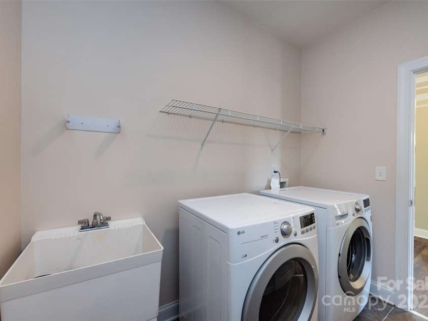 10125 Loch Lomond Drive, Charlotte, NC 28278.  MLS# CAR4241005, YatesRealty ID 15754. 