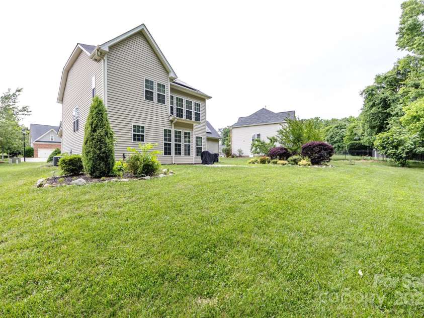 10125 Loch Lomond Drive, Charlotte, NC 28278.  MLS# CAR4241005, YatesRealty ID 15754. 