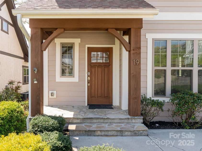 19 Tudor Way, Black Mountain, NC 28711.  MLS# CAR4248012, YatesRealty ID 15755. 