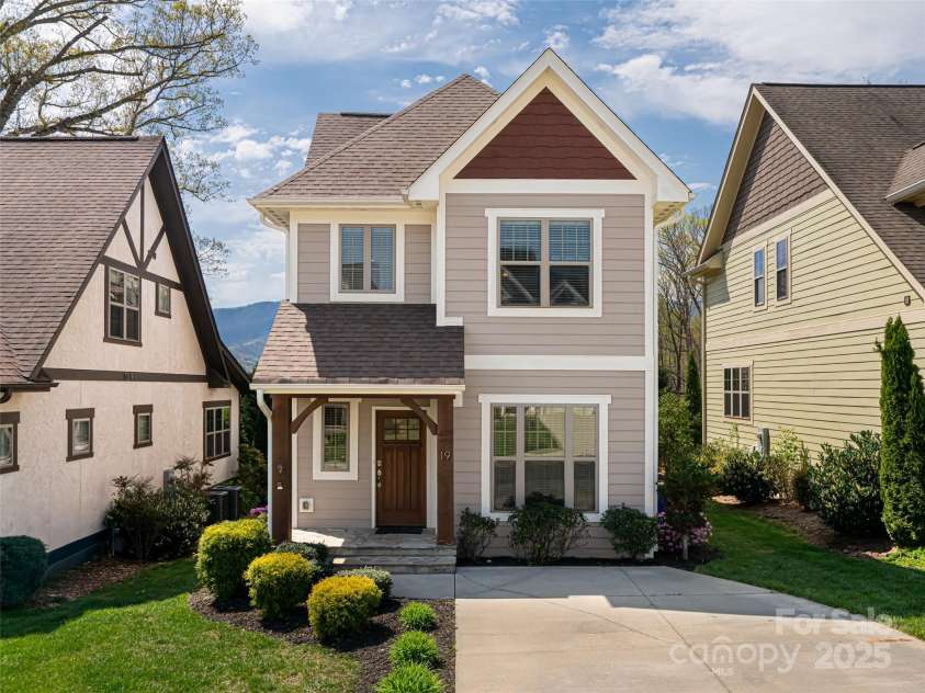 19 Tudor Way, Black Mountain, NC 28711.  MLS# CAR4248012, YatesRealty ID 15755. 