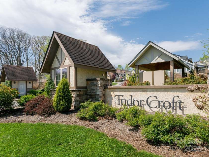 19 Tudor Way, Black Mountain, NC 28711.  MLS# CAR4248012, YatesRealty ID 15755. 