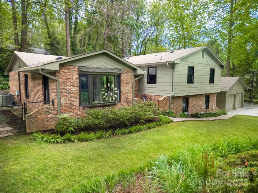 95 Ridgewood Place, Brevard, NC 28712.  MLS# CAR4235574, YatesRealty ID 15757. 