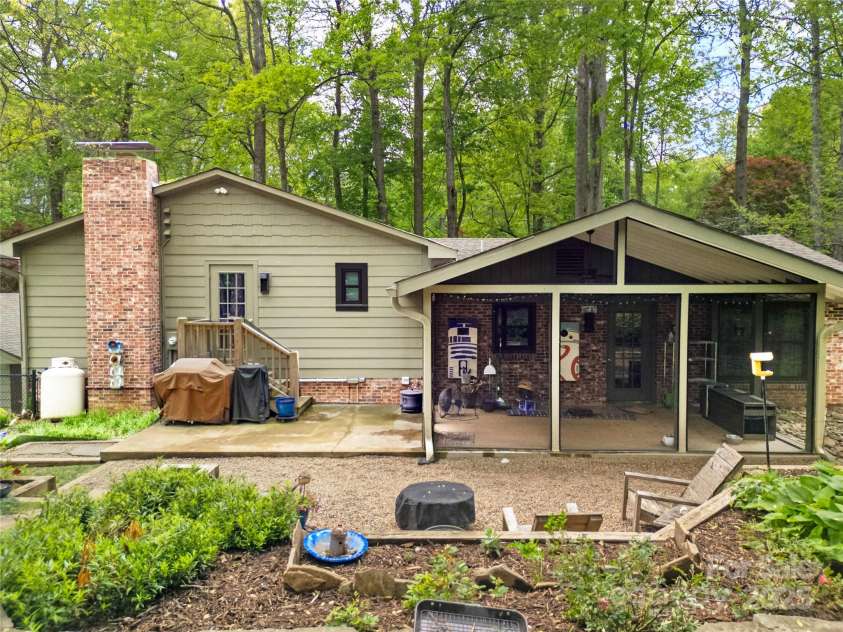 95 Ridgewood Place, Brevard, NC 28712.  MLS# CAR4235574, YatesRealty ID 15757. 