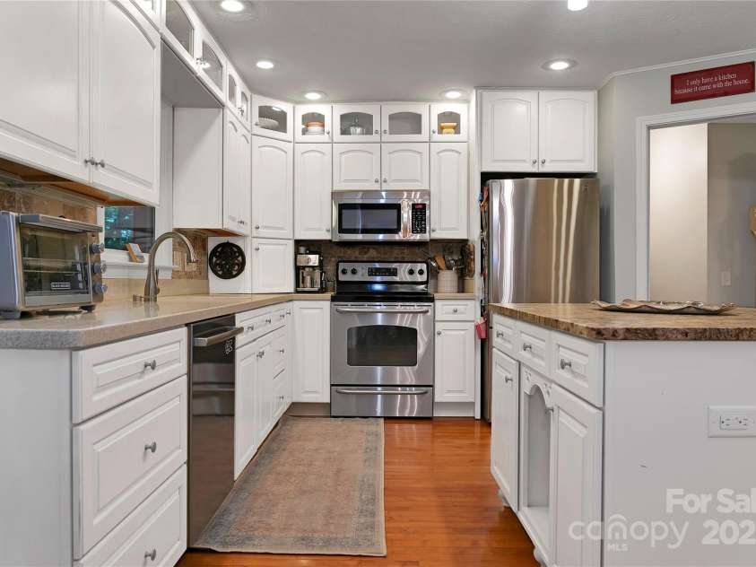 95 Ridgewood Place, Brevard, NC 28712.  MLS# CAR4235574, YatesRealty ID 15757. 