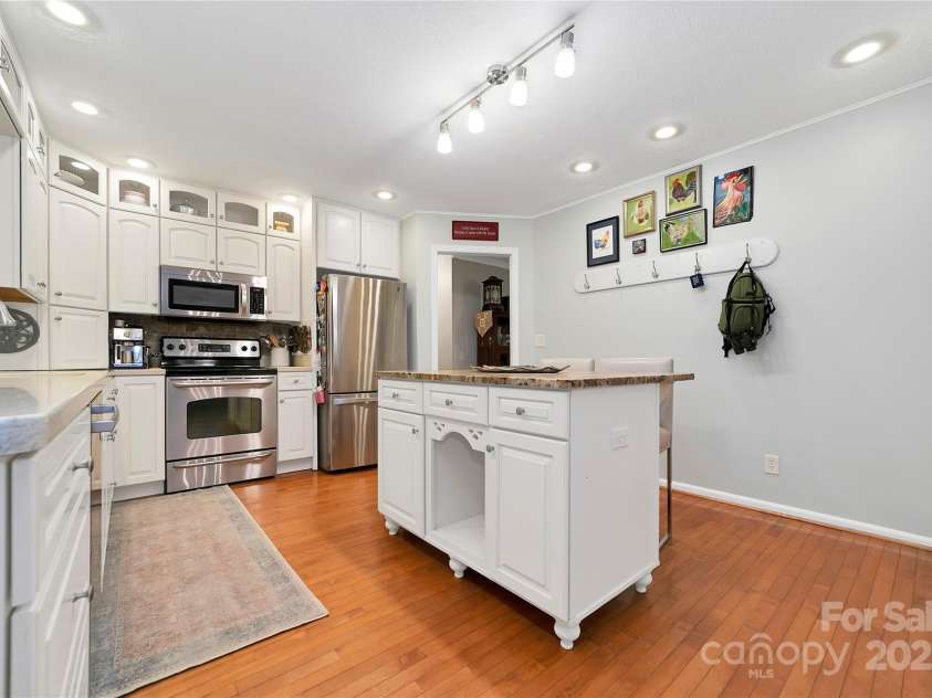 95 Ridgewood Place, Brevard, NC 28712.  MLS# CAR4235574, YatesRealty ID 15757. Island with seating