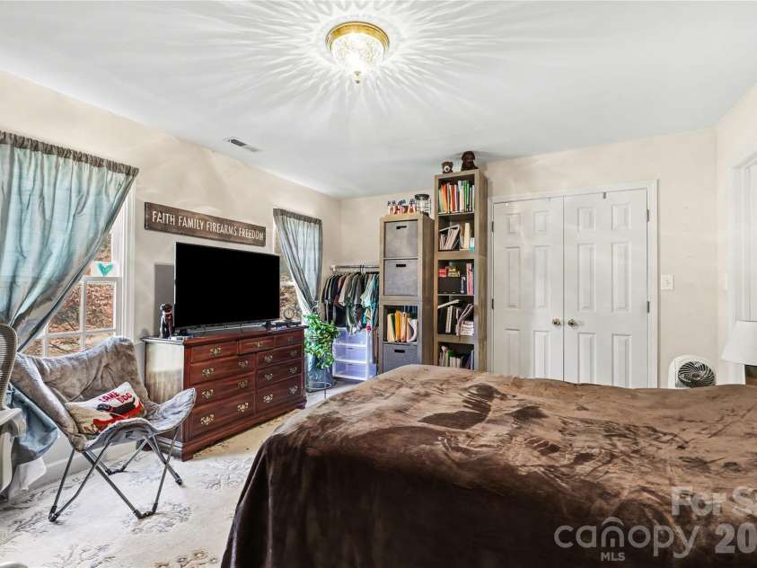 5005 Mayberry Lane, Winston Salem, NC 27106.  MLS# CAR4365094, YatesRealty ID 15759. 