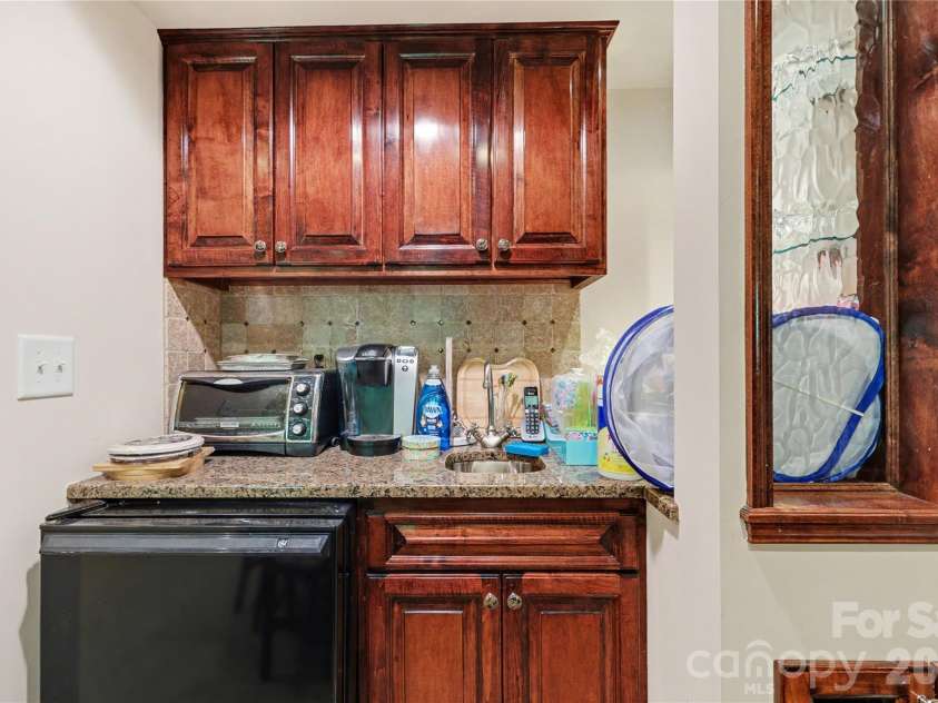 5005 Mayberry Lane, Winston Salem, NC 27106.  MLS# CAR4365094, YatesRealty ID 15759. 