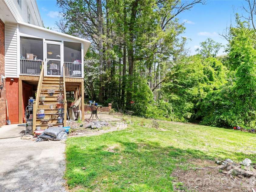 5005 Mayberry Lane, Winston Salem, NC 27106.  MLS# CAR4365094, YatesRealty ID 15759. 