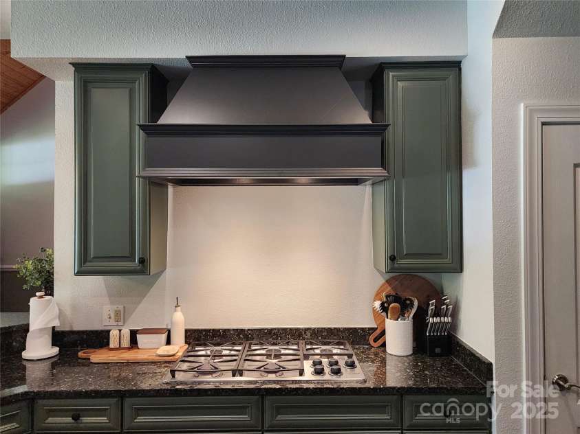 521 Hobson Road, Bakersville, NC 28705.  MLS# CAR4252389, YatesRealty ID 15759. 