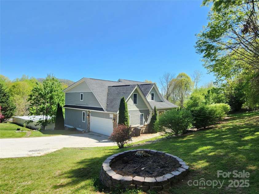 521 Hobson Road, Bakersville, NC 28705.  MLS# CAR4252389, YatesRealty ID 15759. 