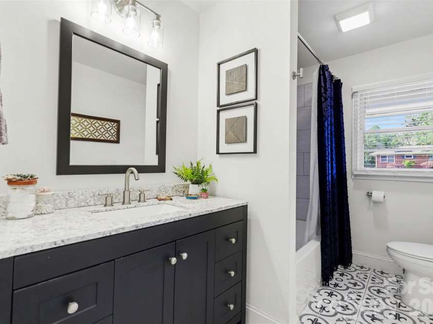 1209 Arbor Drive, Salisbury, NC 28144.  MLS# CAR4371444, YatesRealty ID 15760. Hall bath which also has a tiled tub surround