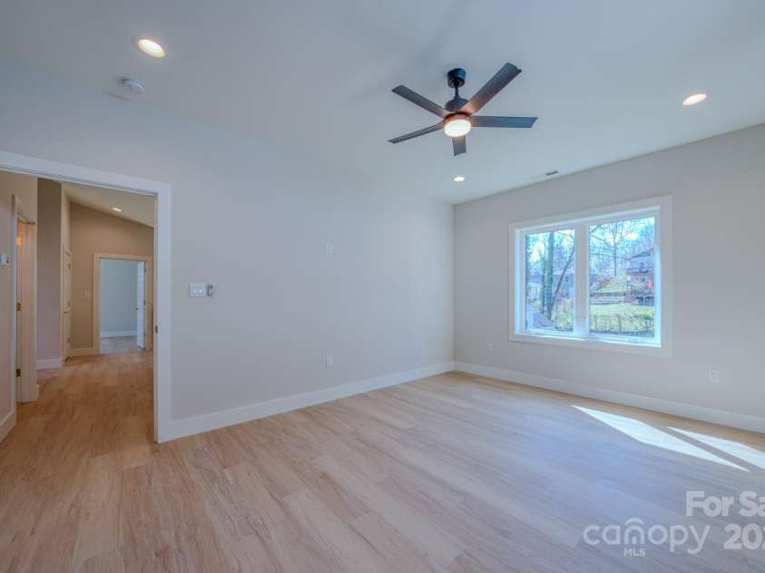 96 Craggy Avenue, Asheville, NC 28806.  MLS# CAR4240710, YatesRealty ID 15760. Upper BR with en Suite