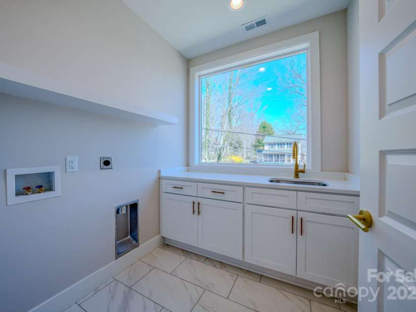 96 Craggy Avenue, Asheville, NC 28806.  MLS# CAR4240710, YatesRealty ID 15760. Upper Laundry Room