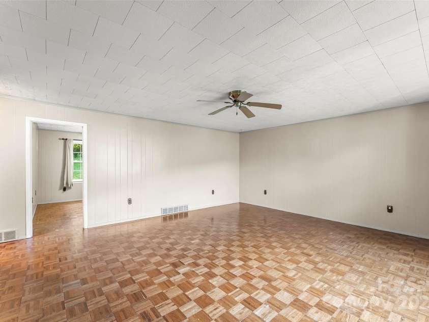 86 Hawk Haven Cove, Waynesville, NC 28786.  MLS# CAR4262787, YatesRealty ID 15765. Living Room