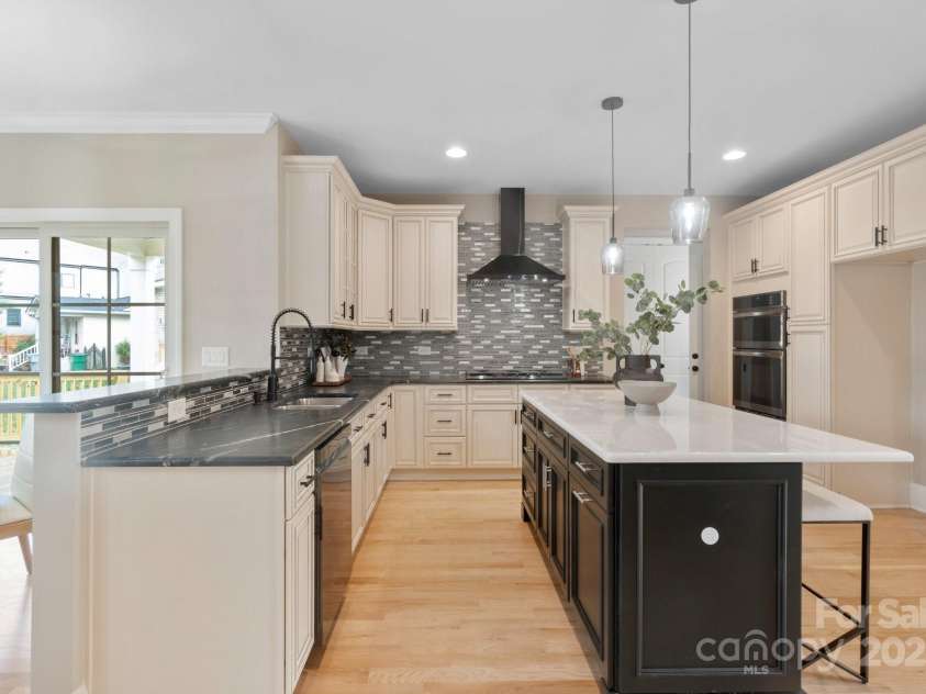 4023 Randolph Road, Charlotte, NC 28211.  MLS# CAR4306908, YatesRealty ID 15771. 