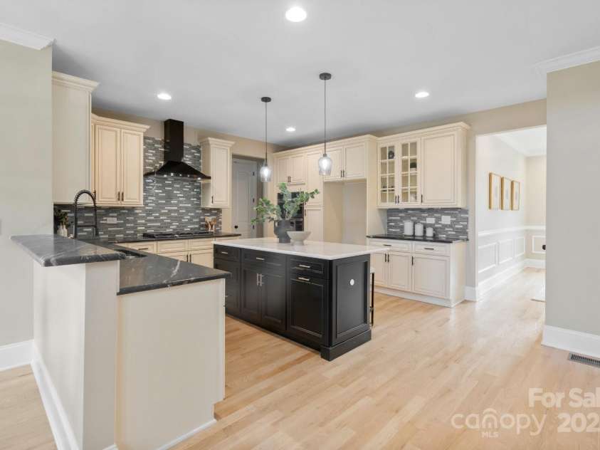 4023 Randolph Road, Charlotte, NC 28211.  MLS# CAR4306908, YatesRealty ID 15771. 