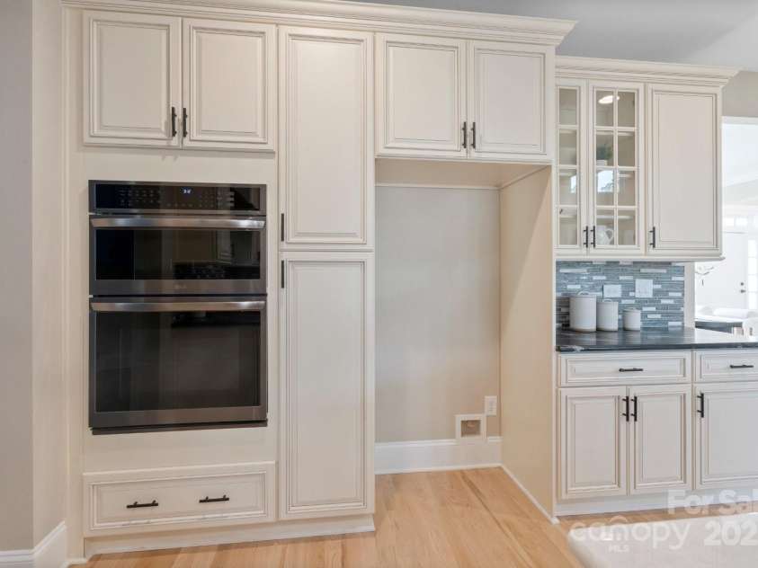 4023 Randolph Road, Charlotte, NC 28211.  MLS# CAR4306908, YatesRealty ID 15771. 