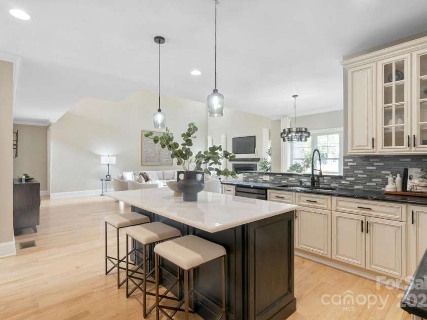 4023 Randolph Road, Charlotte, NC 28211.  MLS# CAR4306908, YatesRealty ID 15771. 