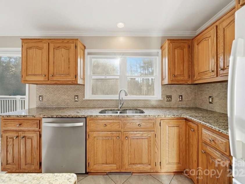 133 37th Avenue Place, Hickory, NC 28601.  MLS# CAR4328707, YatesRealty ID 15772. 