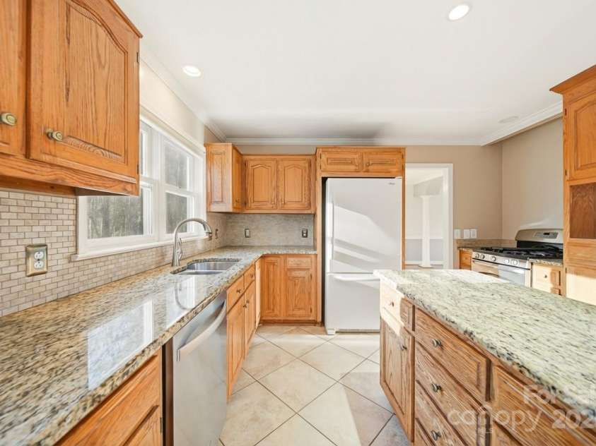 133 37th Avenue Place, Hickory, NC 28601.  MLS# CAR4328707, YatesRealty ID 15772. 