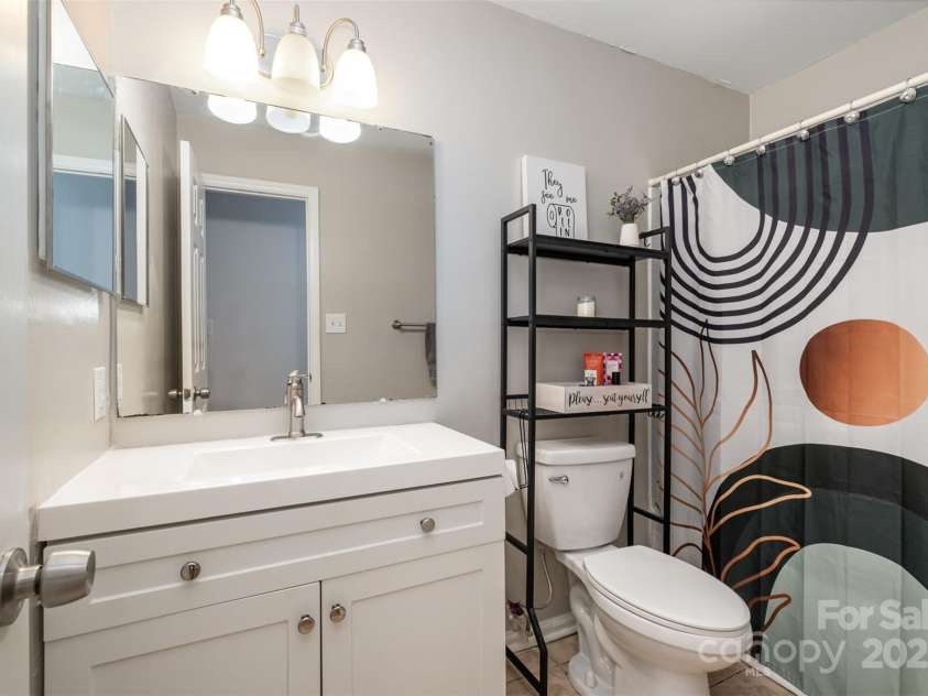 8544 Houston Ridge Road, Charlotte, NC 28277.  MLS# CAR4256177, YatesRealty ID 15774. 2 full bathroom with shower/bathtub.