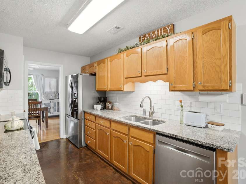 905 Matthews School Road, Matthews, NC 28105.  MLS# CAR4372226, YatesRealty ID 15774. 
